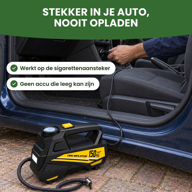 Hand steekt de stekker in de sigarettenaansteker, de AirBoost staat naast de open deur: stekker in je auto, nooit opladen