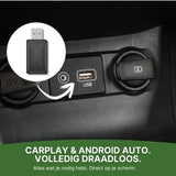 Adapter USB CarVizio podłączony do samochodu – bezprzewodowe połączenie z Apple CarPlay i Android Auto, bez kabli, bezpośrednio widoczne na ekranie samochodu.