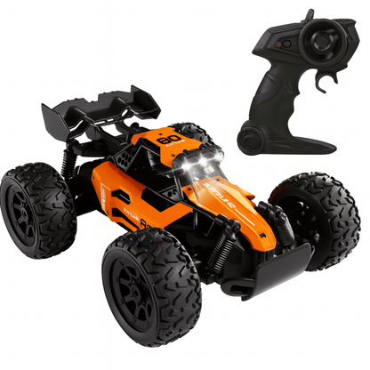 Oranje DashRacer™ bestuurbare auto met afstandsbediening, grote offroad banden en heldere LED-koplampen.