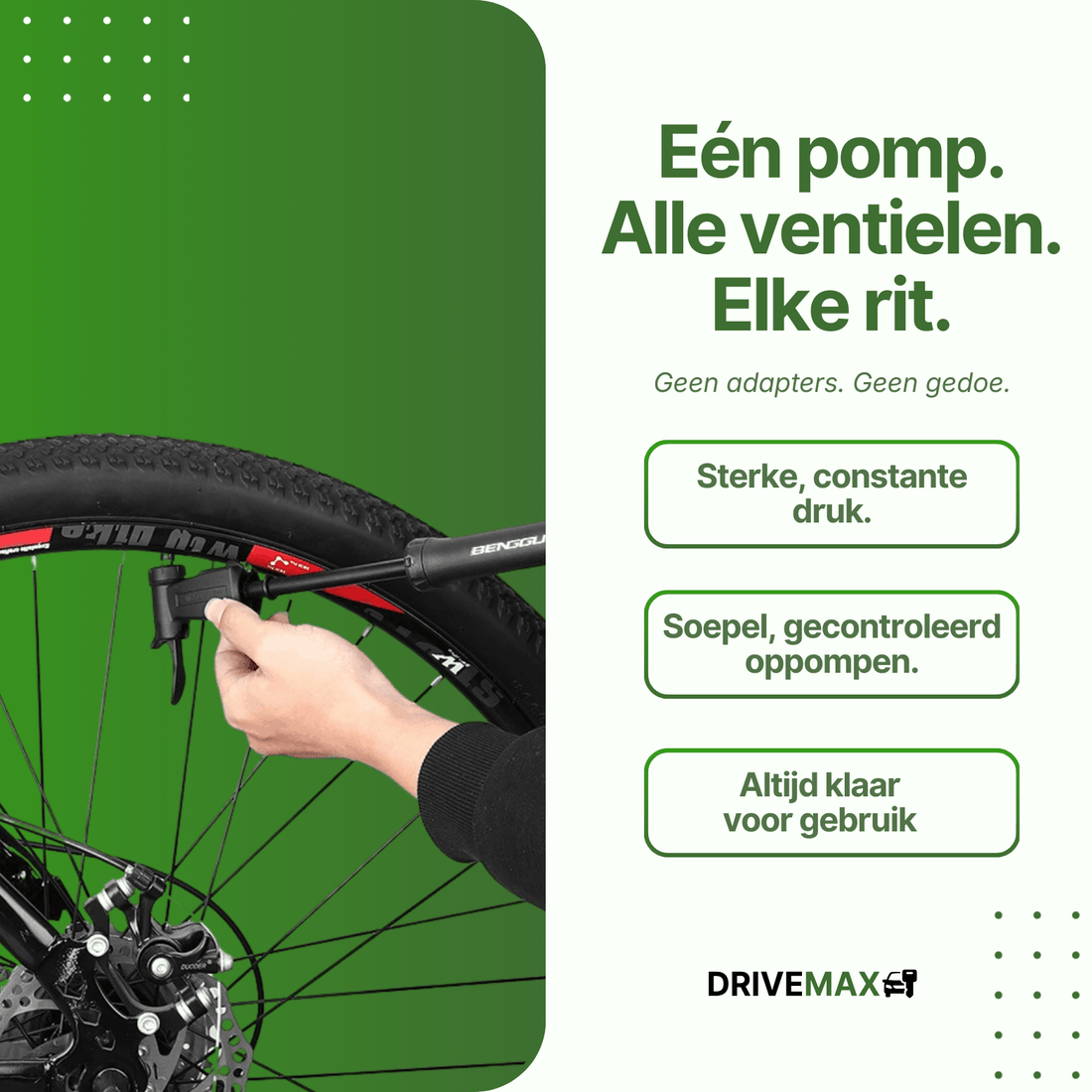 Ręka używająca czarnej pompki rowerowej DriveMax do opony roweru górskiego na zielonym tle.