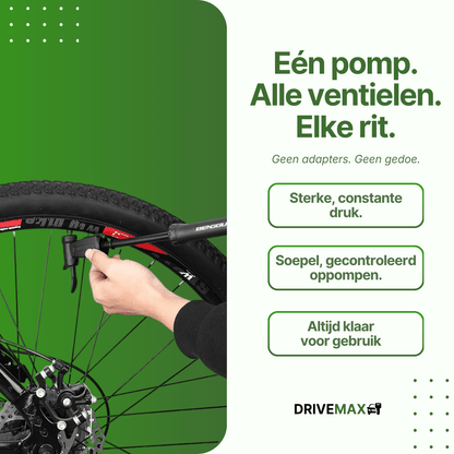 Ręka używająca czarnej pompki rowerowej DriveMax do opony roweru górskiego na zielonym tle.