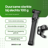 Czarna pompka rowerowa DriveMax przedstawiona ukośnie obok czarnego uchwytu montażowego na białym tle.