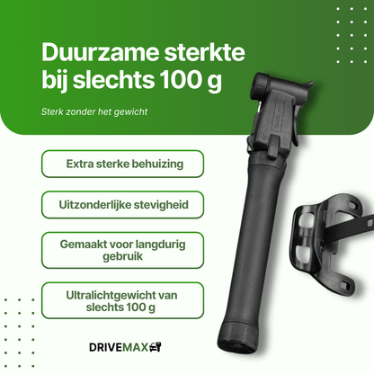 Czarna pompka rowerowa DriveMax przedstawiona ukośnie obok czarnego uchwytu montażowego na białym tle.