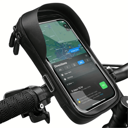 MotoShield waterdichte telefoonhouder op fietsstuur met zichtbaar touchscreen en actieve navigatie op scherm.