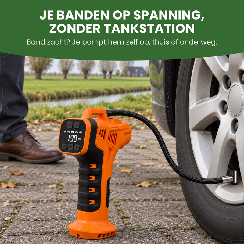 De PumpMax staat naast een autowiel aan een polderweg, de slang op het ventiel: je banden op spanning, zonder tankstation