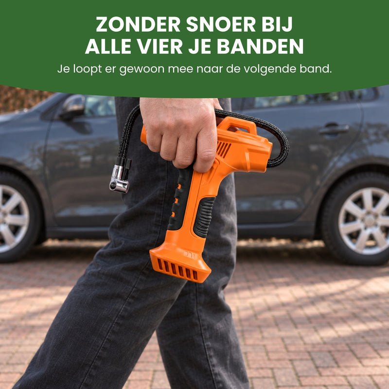 Een hand draagt de PumpMax langs de auto, er zit geen snoer aan: zonder snoer bij alle vier je banden