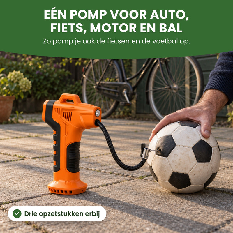 De PumpMax pompt een voetbal op in de achtertuin, met een fiets tegen de schuur: één pomp voor auto, fiets, motor en bal