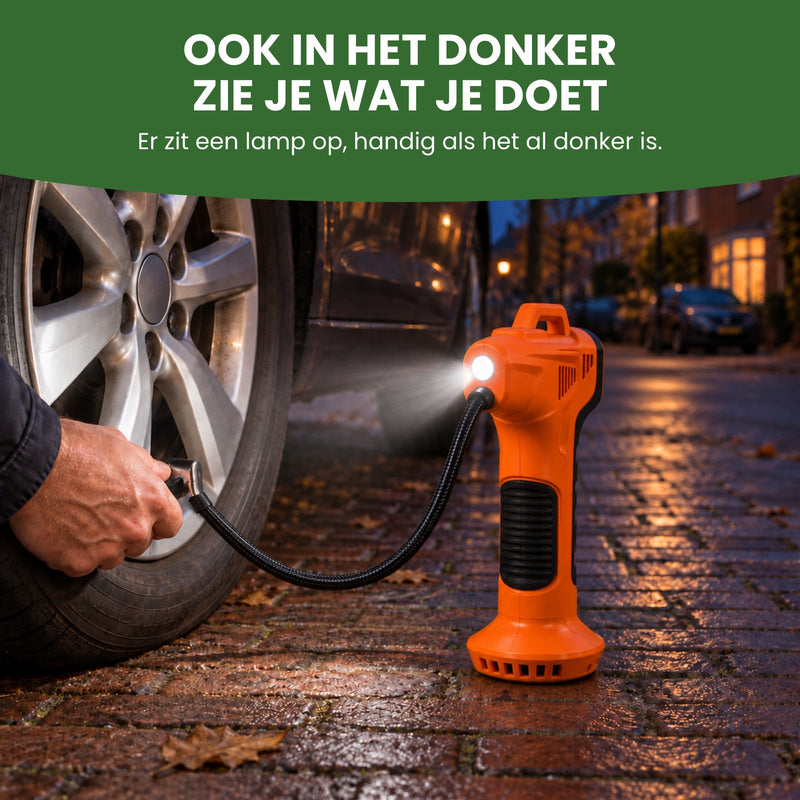 In de schemering schijnt de lamp van de PumpMax op het wiel en de hand bij het ventiel: ook in het donker zie je wat je doet