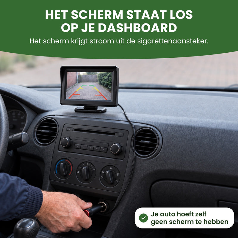 Hand steekt de stekker in de sigarettenaansteker van een auto met een gewone radio: het RetroView-scherm staat los op je dashboard