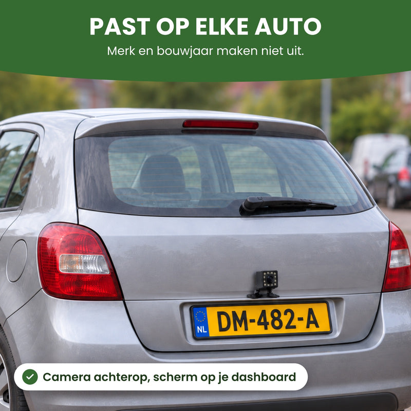 Oudere auto in een Nederlandse straat met de RetroView-camera boven de kentekenplaat: past op elke auto, merk en bouwjaar maken niet uit