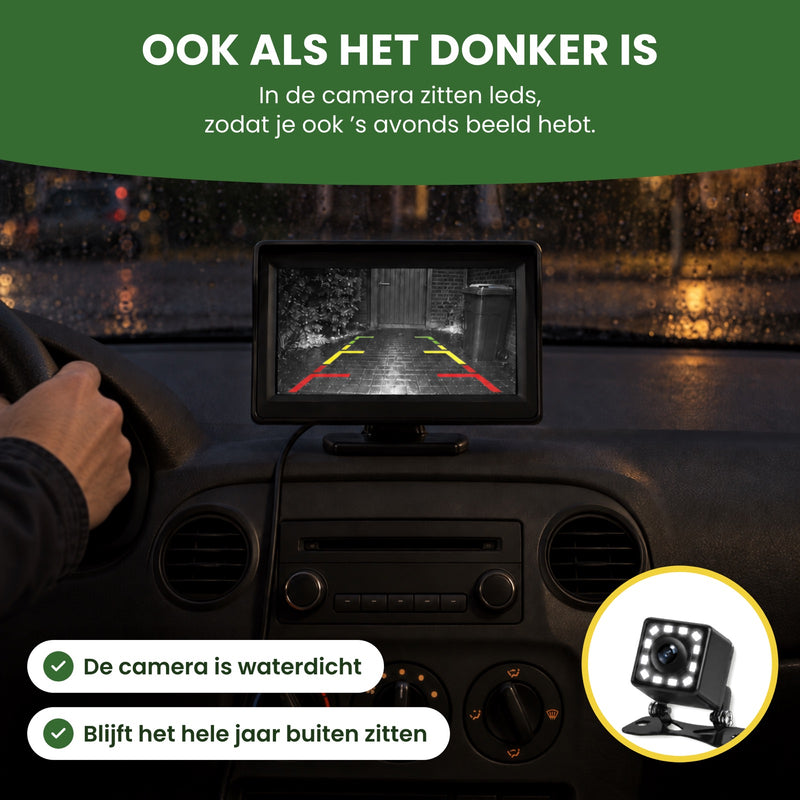 RetroView-scherm in een auto in het donker en de regen, met een natte oprit in beeld, en de camera met leds: ook als het donker is
