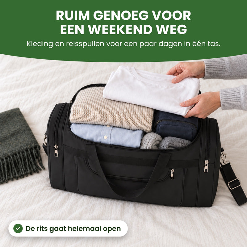 Zwarte TrekMate reistas staat open op bed, vol gevouwen kleding; twee handen leggen er een shirt bij: ruim genoeg voor een weekend weg
