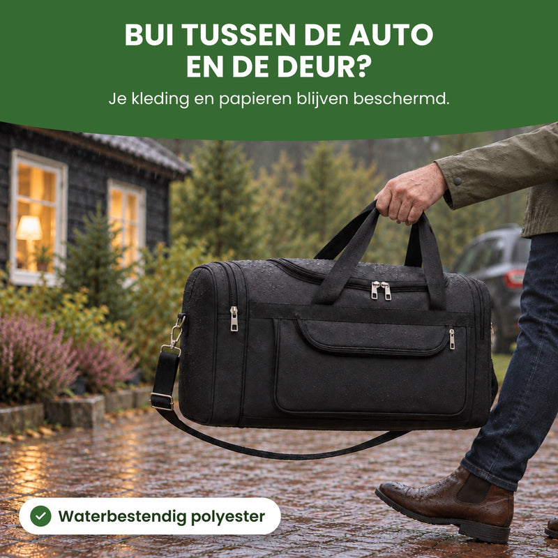 Zwarte TrekMate reistas met regendruppels, aan de hengsels gedragen naar een vakantiehuisje: je kleding en papieren blijven beschermd