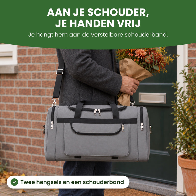 Man staat bij een voordeur met de grijze TrekMate reistas aan de schouderband en bloemen in zijn hand: aan je schouder, je handen vrij