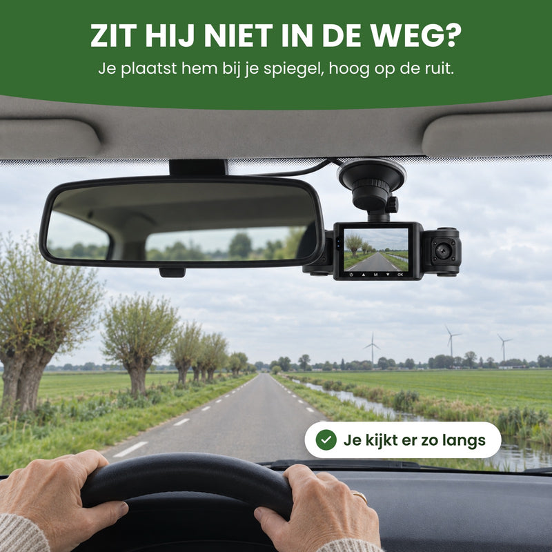 De VisionEdge 360 dashcam hangt deels achter de binnenspiegel, met het scherm aan, boven een open polderweg: je kijkt er zo langs